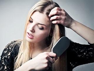 Выпадение волос на лбу женщины