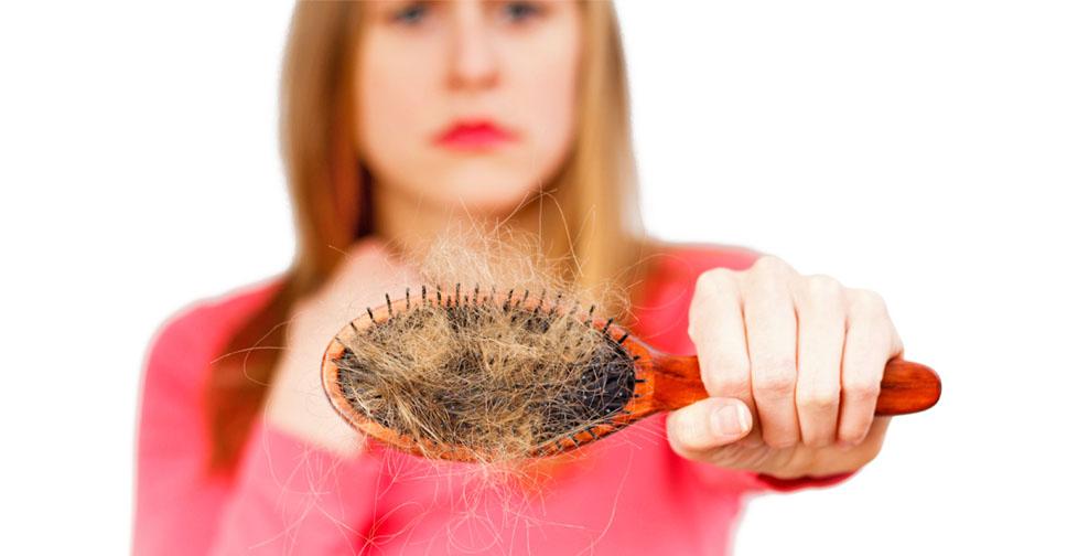 Выпадают волосы после родов: что делать и как это остановить, если волосы сильно лезут после беременности?