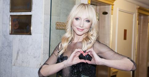 Кристина Орбакайте удивила розовыми волосами на модном показе Валентина Юдашкина